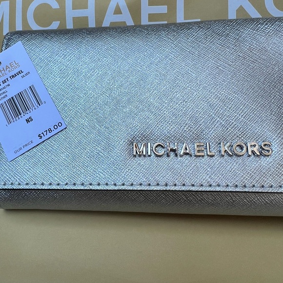 NWT Michael Kors Leather Jetset Travel Carryall Wallet - Picture 2 of 4